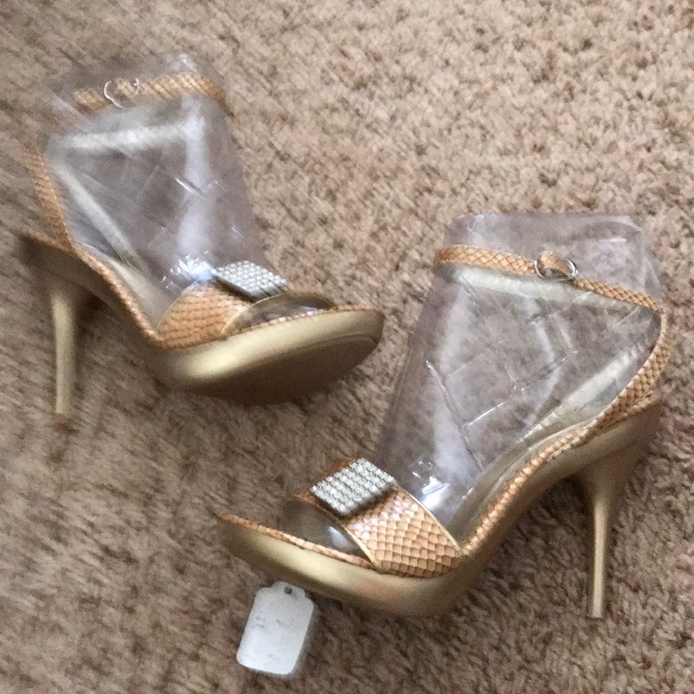 NWT Db Dk Fashion Gold Faux Snakeskin Sandal Heels